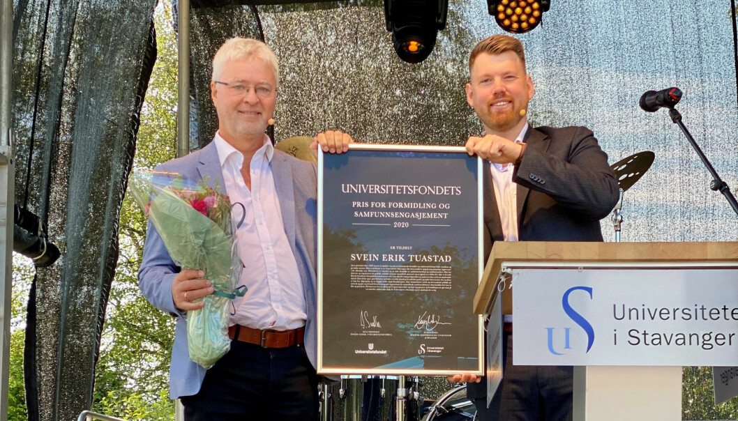 Svein Tuastad får overrakt prisen fra daglig leder av Universitetsfondet, Atle Simonsen.