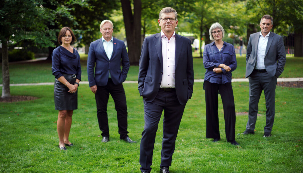 Rektor Svein Stølen (foran), prorektor Åse Gornitzka (fra venstre), viserektor Per Morten Sandset, Mette Halskov Hansen og Bjørn Stensaker gikk til valg på bærekraft, klima og miljø som er av deres kjernesaker i rektorvalget ved UiO. En ny klimastrategi som skal på ut høring denne høsten vil legge føringer for klimaarbeidet de neste fire årene. Rektor Svein Stølen (foran), prorektor Åse Gornitzka (fra venstre), viserektor Per Morten Sandset, Mette Halskov Hansen og Bjørn Stensaker gikk til valg på bærekraft, klima og miljø som er av deres kjernesaker i rektorvalget ved UiO. En ny klimastrategi som skal på ut høring denne høsten vil legge føringer for klimaarbeidet de neste fire årene.