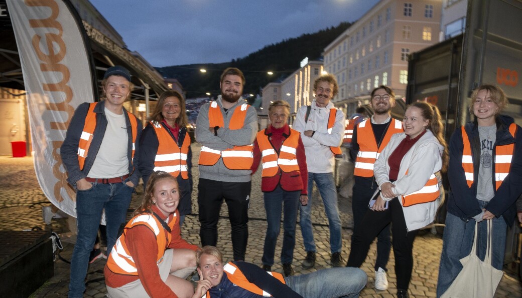 Rundt 25 faddervakter var ute i Bergen natt til fredag. Prorektor ved Universitetet i Bergen, Pinar Heggernes (nummer to fra venstre), hadde begynt torsdagen med å rydde etter onsdagens fester. — Men jeg har jukset litt, jeg har vært hjemme og sovet noen timer, sa Heggernes til Khrono sent torsdag kveld.. Rundt 25 faddervakter var ute i Bergen natt til fredag. Prorektor ved Universitetet i Bergen, Pinar Heggernes (nummer to fra venstre), hadde begynt torsdagen med å rydde etter onsdagens fester. — Men jeg har jukset litt, jeg har vært hjemme og sovet noen timer, sa Heggernes til Khrono sent torsdag kveld..