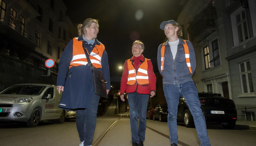 Kikki Kleiven, Kjersti Fløttum og Gard Skulstad Johanson i godt driv gjennom rolege bergensgater. Kikki Kleiven, Kjersti Fløttum og Gard Skulstad Johanson i godt driv gjennom rolege bergensgater.