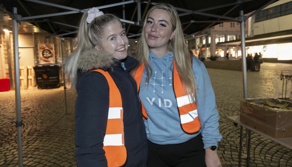 Michelle Kasen og Helene Austnes representerer VID vitskapelege høgskule. I Bergen deler utdanningsinstitusjonane på faddervaktansvaret.