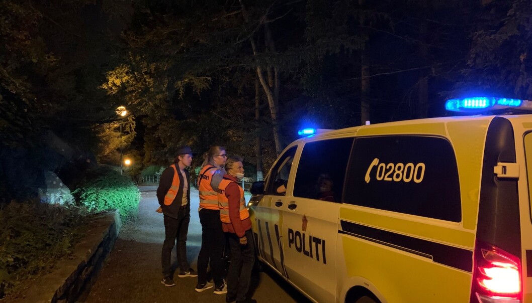 Politiet på veg for å patruljera i nederste del av Nygårdsparken. Seinare same natt fekk politiet mange klagar frå naboar, og tok til slutt med seg eit musikkanlegg. Politiet på veg for å patruljera i nederste del av Nygårdsparken. Seinare same natt fekk politiet mange klagar frå naboar, og tok til slutt med seg eit musikkanlegg.