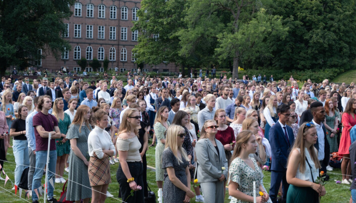 Nye studenter immatrikuleres på storplenen på NMBU i kontrast til fjorårets digitale arrangement. Nye studenter immatrikuleres på storplenen på NMBU i kontrast til fjorårets digitale arrangement.