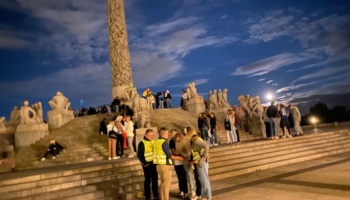 Festende ungdom var fornøyd med servering av bananer, vann og boller rundt midnatt i Frognerparken i Oslo. Faddervaktene Arne Krumsvik, Svein Stølen og Nina Waaler deler ut. Festende ungdom var fornøyd med servering av bananer, vann og boller rundt midnatt i Frognerparken i Oslo. Faddervaktene Arne Krumsvik, Svein Stølen og Nina Waaler deler ut.