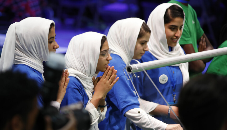 Her er noen av de afghanske jentene i 2017 da de fikk pris i en internasjonal robotkonkurranse i Washington. Ni av medlemmene i 'Afghan Dreams' ble nylig evakuert fra Afghanistan til Qatar og er nå tilbudt stipend og studieplass ved flere universiteter verden over.