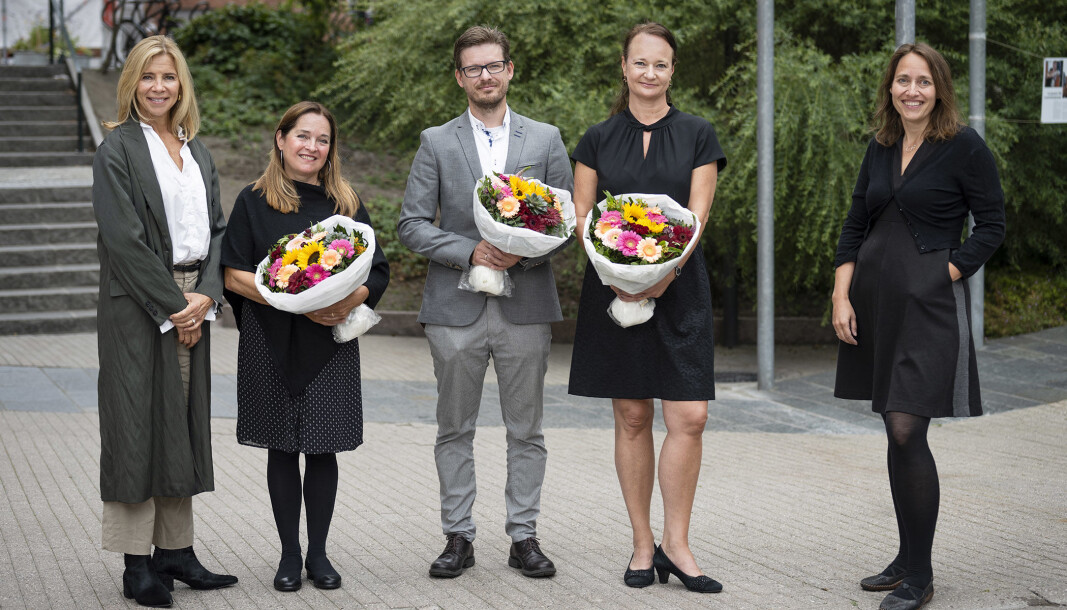 OsloMet har fått tre nye meritterte undervisere; Eva Hadler Vihovde, Kyrre Begnum og Tone Dahl-Michelsen. Fungerende rektor Nina Waaler (t.v.) og fungerende prorektor Silje B. Fekjær (t.h.) sto for tildelingen. OsloMet har fått tre nye meritterte undervisere; Eva Hadler Vihovde, Kyrre Begnum og Tone Dahl-Michelsen. Fungerende rektor Nina Waaler (t.v.) og fungerende prorektor Silje B. Fekjær (t.h.) sto for tildelingen.