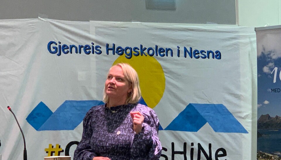 Mona Fagerås har sjølv vore rektor på ein fådelt skule. SV-politikaren er uroa både over fråflytting og lærarmangel i Nord-Noreg.