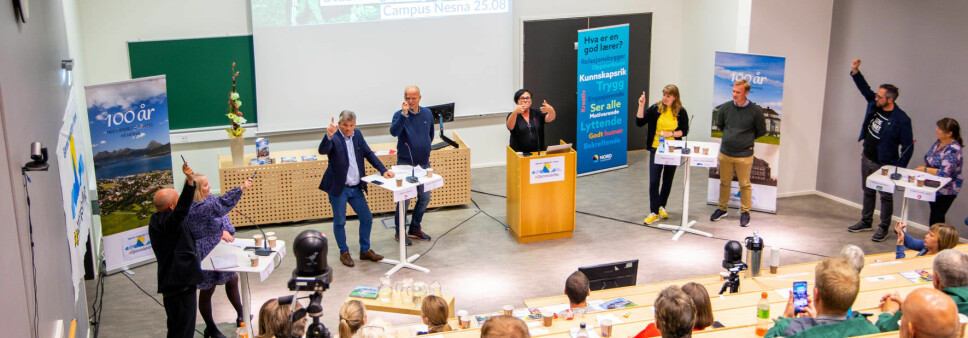 Seks av åtte tilstedeværende politiske partier - blan annet alle de rødgrønne - sier her ja til gejnreisning av Høgskolen i Nesna . Debatten fant sted på Nesna i slutten av august.