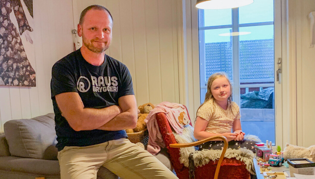 Helle går i fjerde klasse, Eir (her skjult bak far) går i første. Foreldra har prøvd å involvera ungane lite i problemstillingane knytt til nedlegging av campus Nesna, men Knut Lyng Hansen seier at han har hatt det vanskeleg - og at det er noko ungane òg har merka. Helle går i fjerde klasse, Eir (her skjult bak far) går i første. Foreldra har prøvd å involvera ungane lite i problemstillingane knytt til nedlegging av campus Nesna, men Knut Lyng Hansen seier at han har hatt det vanskeleg - og at det er noko ungane òg har merka.