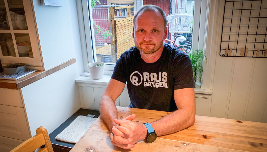Knut Lyng Hansen og kona valde vekk meir urbane Trondheim då dei fekk barn. Men det skjer ting på Nesna òg. Reklamen på t-skjorta er for det lokale, nyoppstarta ølbryggeriet. Knut Lyng Hansen og kona valde vekk meir urbane Trondheim då dei fekk barn. Men det skjer ting på Nesna òg. Reklamen på t-skjorta er for det lokale, nyoppstarta ølbryggeriet.