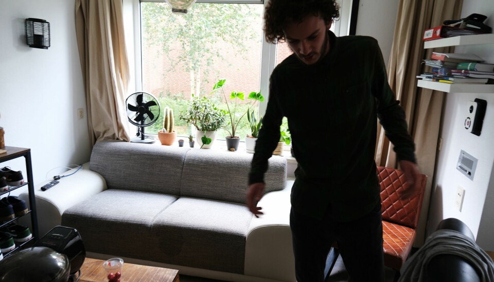 Peter Kolb viser rundt i sin egen leilighet i eldrehjemmet.