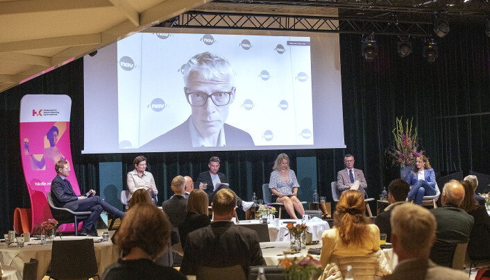 Paneldebatt. Fra venstre Sveinung Skule, direktør i HK-dir, på veggen NAV-direktør Hans Kristian Holte, i panelet fra venstre:Libe Rieber Mohn (direktør, Integrerings- og mangfoldsdirektoratet (IMDi), Henrik Asheim (forsknings- og høyere utdanningsminister), Julie Lødrup (førstesekretær, LO), Dag Rune Olsen (rektor, UiT Norges arktiske universitet)Rebekka Borsch (avdelingsdirektør for kompetanse og innovasjon, NHO) Paneldebatt. Fra venstre Sveinung Skule, direktør i HK-dir, på veggen NAV-direktør Hans Kristian Holte, i panelet fra venstre:Libe Rieber Mohn (direktør, Integrerings- og mangfoldsdirektoratet (IMDi), Henrik Asheim (forsknings- og høyere utdanningsminister), Julie Lødrup (førstesekretær, LO), Dag Rune Olsen (rektor, UiT Norges arktiske universitet)Rebekka Borsch (avdelingsdirektør for kompetanse og innovasjon, NHO)