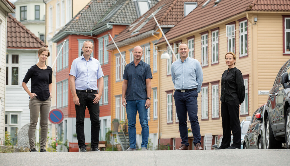 Ingvild Fossgard Sandøy (professor ved UiB) (fra v.), Ottar Mæstad (direktør ved CMI), Kjetil Bjorvatn (professor ved NHH), Espen Villanger (forskningsleder ved CMI) og Hilde Selbervik (forskningsleder ved CMI) er pådriverne bak Development Learning Lab. Ingvild Fossgard Sandøy (professor ved UiB) (fra v.), Ottar Mæstad (direktør ved CMI), Kjetil Bjorvatn (professor ved NHH), Espen Villanger (forskningsleder ved CMI) og Hilde Selbervik (forskningsleder ved CMI) er pådriverne bak Development Learning Lab.