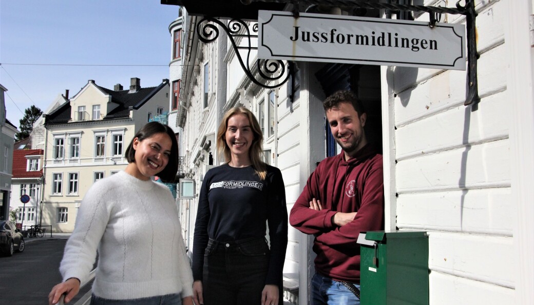 Juristformidlingen ved Universitetet i Bergen er en av de fire store rettshjelptiltakene i landet som tilbyr fri rettshjelp. Her ved daglig leder Michelle Danker, Sara Helene Terland og Jonas Nielsen. Juristformidlingen ved Universitetet i Bergen er en av de fire store rettshjelptiltakene i landet som tilbyr fri rettshjelp. Her ved daglig leder Michelle Danker, Sara Helene Terland og Jonas Nielsen.