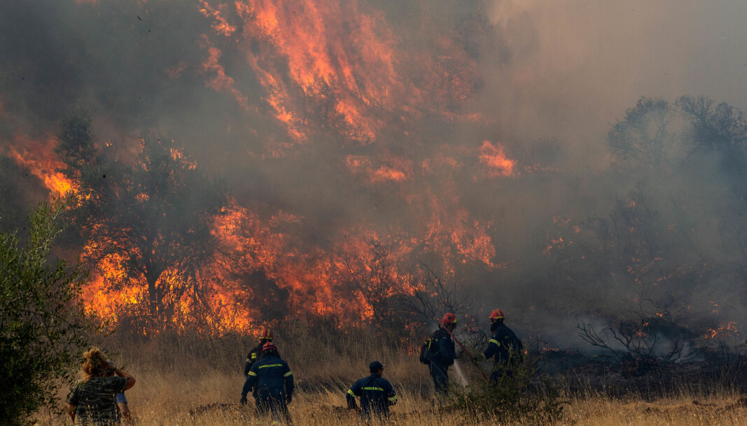 Brannmannskaper kjemper mot flammene i en av mange kraftige branner i Hellas i løpet av august måned i år. Brannmannskaper kjemper mot flammene i en av mange kraftige branner i Hellas i løpet av august måned i år.