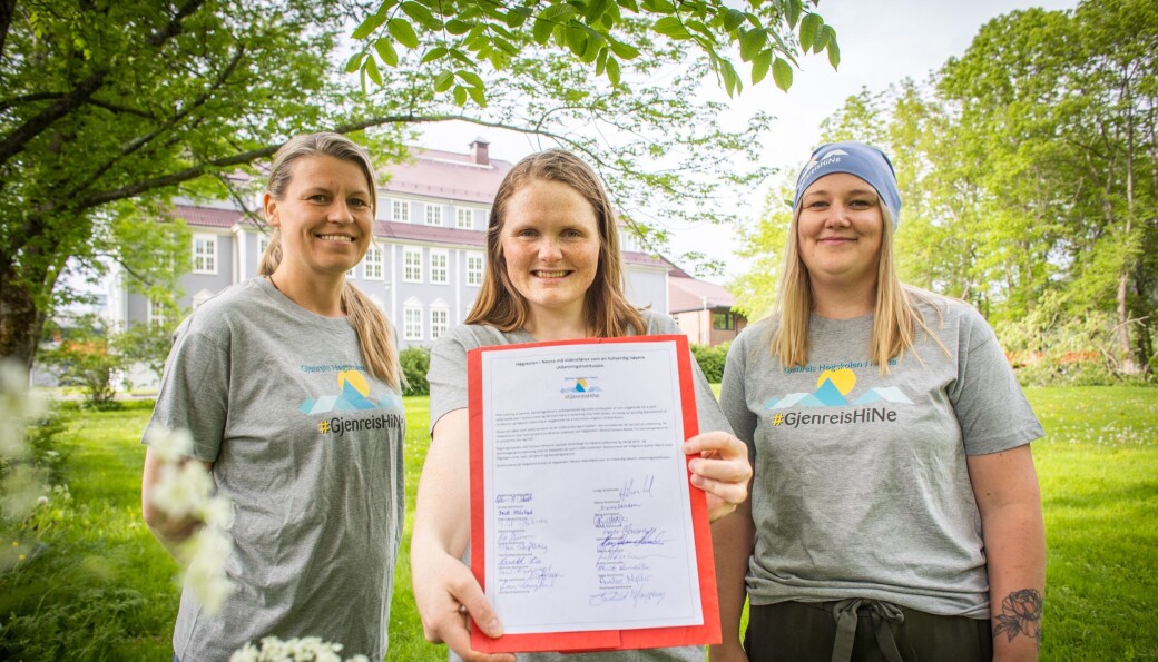 — Vi må ha utdanningsinstitusjonar i distriktet for å få ungdommen til å busetje seg der skriver Jenny Myklebust (avbildet i midten), som viser frem 18 underskrifter fra ordførere på Helgeland for å reetablere Høgskulen på Nesna som selvstendig institusjon. — Vi må ha utdanningsinstitusjonar i distriktet for å få ungdommen til å busetje seg der skriver Jenny Myklebust (avbildet i midten), som viser frem 18 underskrifter fra ordførere på Helgeland for å reetablere Høgskulen på Nesna som selvstendig institusjon.