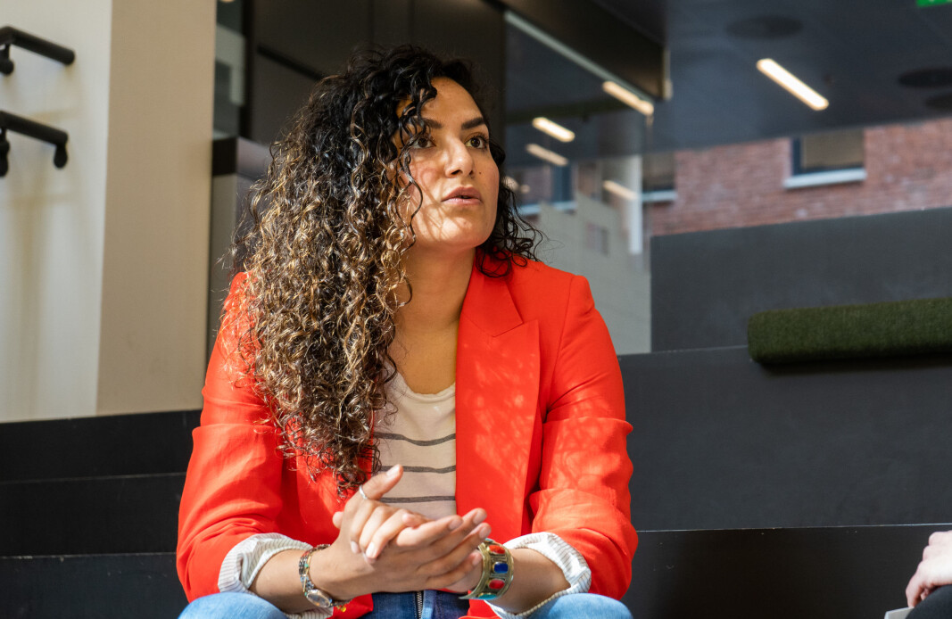 Etter seks år i Norge, føler Hasina Shirzad seg verken norsk eller afghansk. — Men, jeg håper jeg kan være med på å bygge en bro mellom de to landene og bruke min stemme til å belyse og bygge forståelse, sier hun. Etter seks år i Norge, føler Hasina Shirzad seg verken norsk eller afghansk. — Men, jeg håper jeg kan være med på å bygge en bro mellom de to landene og bruke min stemme til å belyse og bygge forståelse, sier hun.