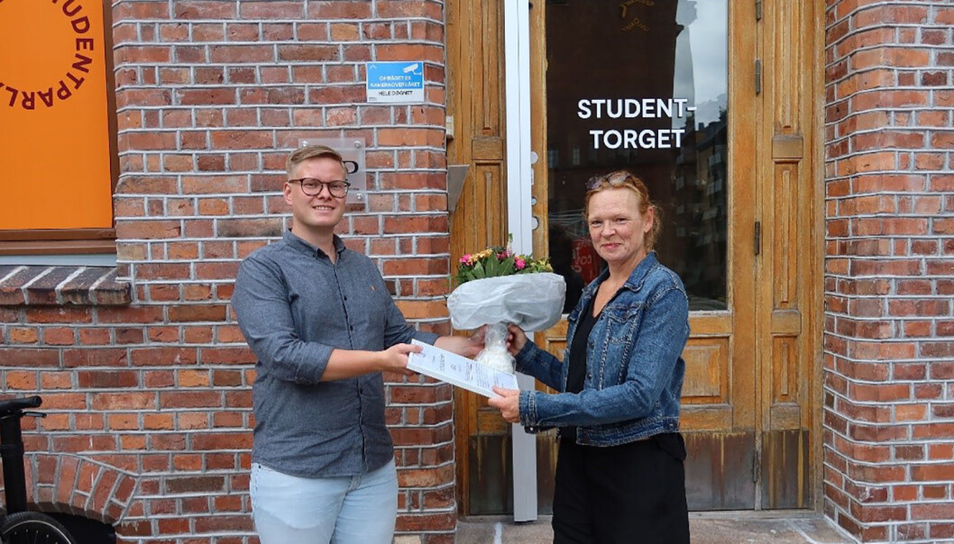 Anita Eriksen Zagury ved Institutt for estetiske fag er Årets underviser ved OsloMet. Her sammen med studentparlamentets leder, Rolf Martin Aspenes. Anita Eriksen Zagury ved Institutt for estetiske fag er Årets underviser ved OsloMet. Her sammen med studentparlamentets leder, Rolf Martin Aspenes.