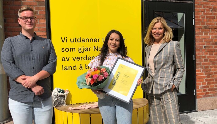 Årets student, Carla Louise Hughes, sammen med studentleder Rolf Martin Aspenes og fungerende rektor Nina Waaler. Årets student, Carla Louise Hughes, sammen med studentleder Rolf Martin Aspenes og fungerende rektor Nina Waaler.