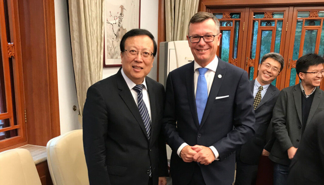 Den gong rektor ved Universitetet i Bergen (no UiT), Dag Rune Olsen, signerte i 2019 samarbeidsavtale med Peking universitet, ein av dei 31 institusjonane som no blir underlagt strengare ideologisk kustus. Den gong rektor ved Universitetet i Bergen (no UiT), Dag Rune Olsen, signerte i 2019 samarbeidsavtale med Peking universitet, ein av dei 31 institusjonane som no blir underlagt strengare ideologisk kustus.