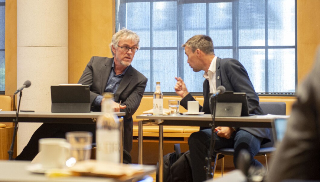 Steinar Vagstad i Forskerforbundet (t.v.) og Jørgen Melve i NTL, her i styremøte ved Universitetet i Bergen, mener begge at avtalen med Kunnskapsdepartementet om honorering av valgte rektorer fortsatt gjelder. Steinar Vagstad i Forskerforbundet (t.v.) og Jørgen Melve i NTL, her i styremøte ved Universitetet i Bergen, mener begge at avtalen med Kunnskapsdepartementet om honorering av valgte rektorer fortsatt gjelder.
