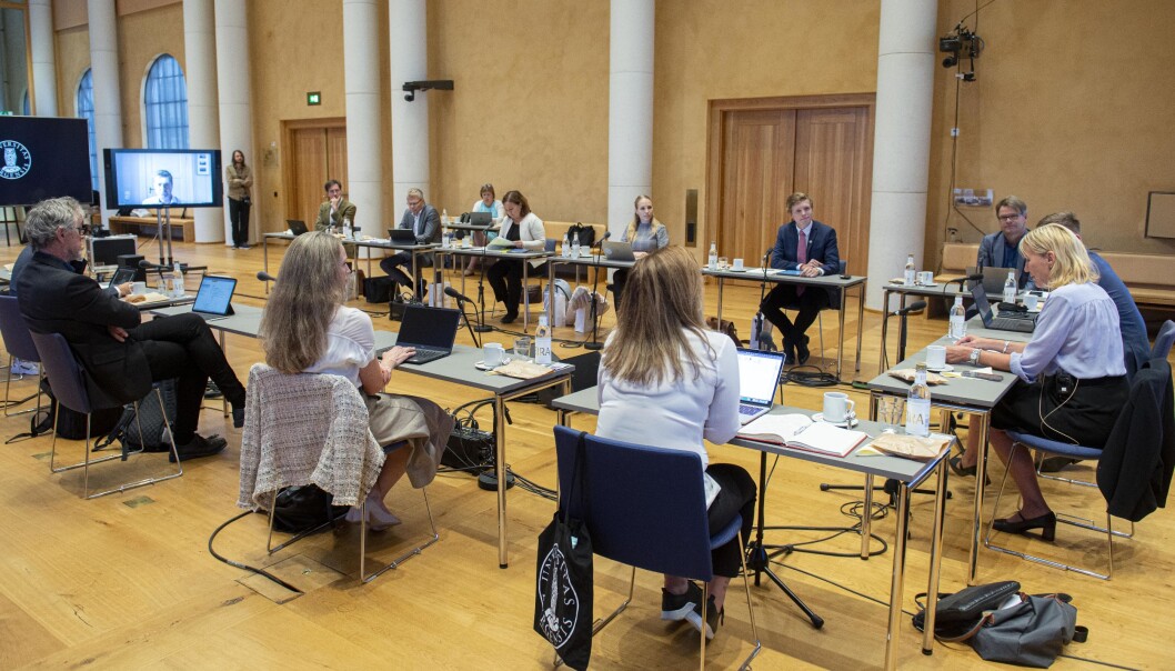 Styret ved Universitetet i Bergen har igjen fysiske møte. Det første dette studieåret var i aulaen, der det er ekstra god plass. Styret ved Universitetet i Bergen har igjen fysiske møte. Det første dette studieåret var i aulaen, der det er ekstra god plass.