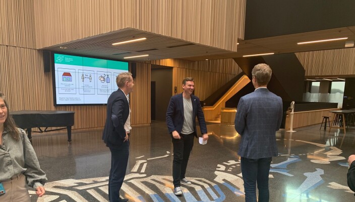 God stemning da Henrik Asheim besøkte NMBU fredag og la fram strategi for digital samhandling ved universiteter og høgskoler. Sammen med Solve Sæbø og universitetsdirektør Lars Atle Holm. God stemning da Henrik Asheim besøkte NMBU fredag og la fram strategi for digital samhandling ved universiteter og høgskoler. Sammen med Solve Sæbø og universitetsdirektør Lars Atle Holm.