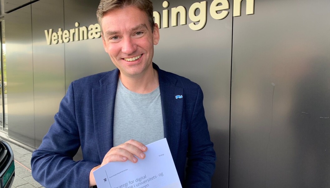 Statsråd Henrik Asheim lanserte strategi for digital omstilling i Ås i dag. Statsråd Henrik Asheim lanserte strategi for digital omstilling i Ås i dag.