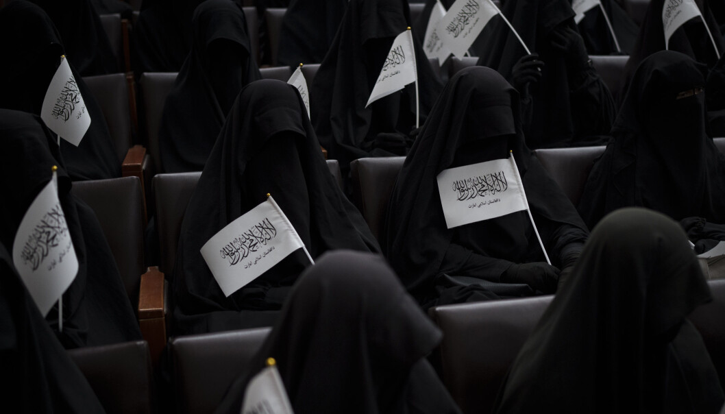 Kvinnene var tildekket fra topp til tå og hadde med seg flagg med støtte til Taliban. Kvinnene var tildekket fra topp til tå og hadde med seg flagg med støtte til Taliban.