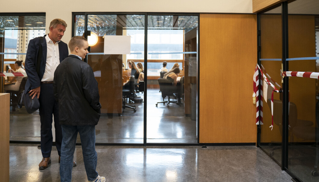 Professor og undervisningsleder ved Institutt for statsvitenskap, Bjørn Høyland, og masterstudent Hanna Seffenak, ser utover områdene hvor studentene fremdeles har mulighet til å sitte på lesesal i Eilert Sundts hus. Annenhver plass er i bruk. Professor og undervisningsleder ved Institutt for statsvitenskap, Bjørn Høyland, og masterstudent Hanna Seffenak, ser utover områdene hvor studentene fremdeles har mulighet til å sitte på lesesal i Eilert Sundts hus. Annenhver plass er i bruk.