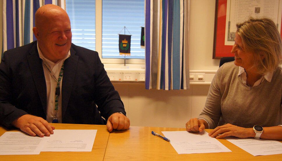 Peer Jacob Svenkerud og Elisabeth Michelsen signerte intensjonsavtalen fredag 10. september.