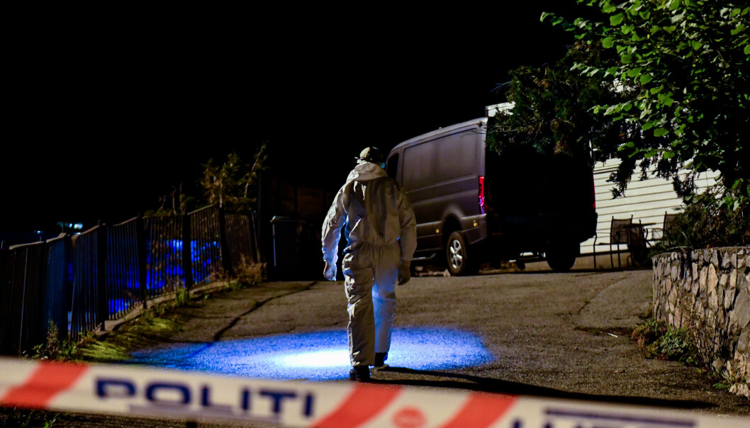 Krimteknikere fra politiet var tirsdag kveld i Loddefjord etter funnet av en død mann.