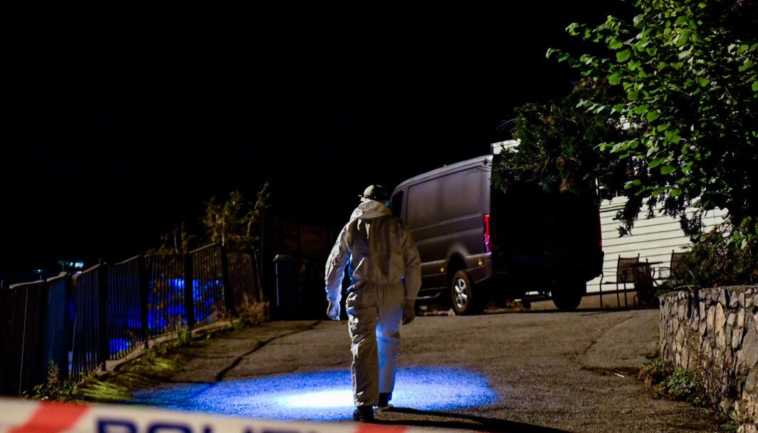 Krimteknikere fra politiet gjorde undersøkelser etter at en død person ble funnet i en hage i Loddefjord. Krimteknikere fra politiet gjorde undersøkelser etter at en død person ble funnet i en hage i Loddefjord.