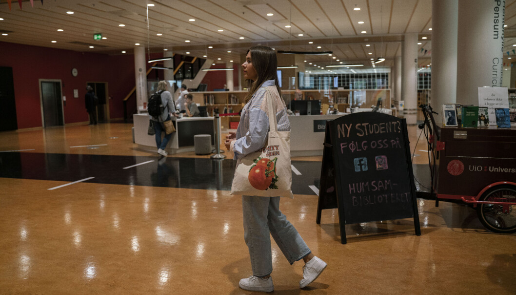 Astrid Utheim Aune stifter bekjentskap med universitetsbiblioteket på Blindern. Astrid Utheim Aune stifter bekjentskap med universitetsbiblioteket på Blindern.