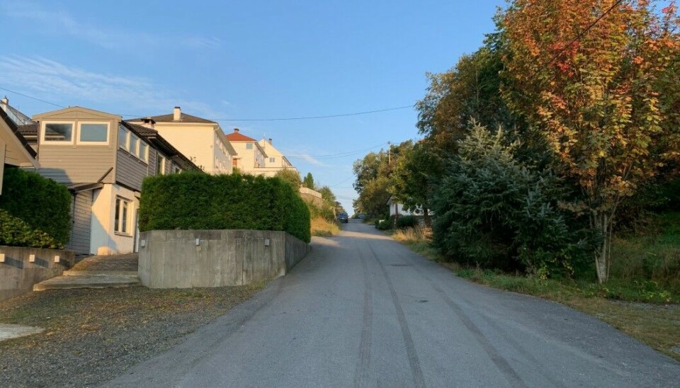 Den avdøde kvinnen og den tiltalte mannen bodde i en leilighet i denne gaten på Eidsvågsneset i bydelen Åsane like nord for Bergen sentrum.