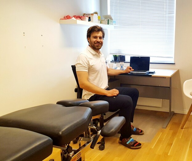 Nils (29) måtte utdanne seg til kiropraktor i utlandet: — Tryggere i Norge