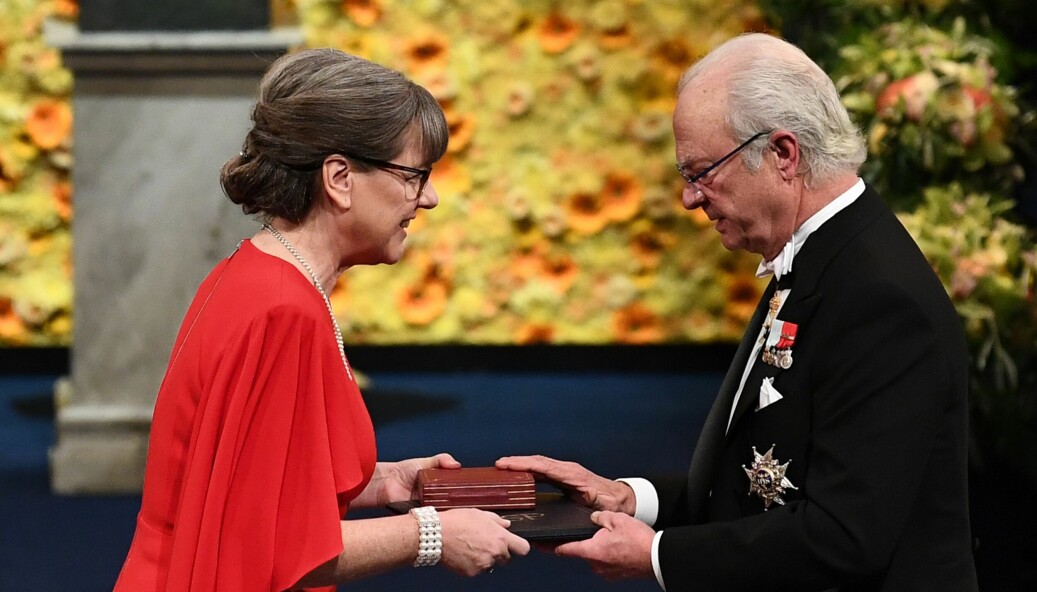 Den kanadiske fysikeren Donna Strickland mottar Nobelprisen i fysikk av Sveriges kong Carl Gustaf i 2018. Den kanadiske fysikeren Donna Strickland mottar Nobelprisen i fysikk av Sveriges kong Carl Gustaf i 2018.