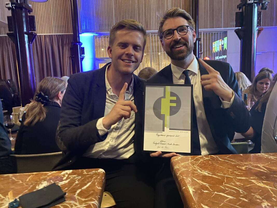 Journalistene Torkjell Trædal og Mats Arnesen med diplomet for hederlig omtale for sakene om «De falske universitetene» under Fagpresseprisene 2021. Journalistene Torkjell Trædal og Mats Arnesen med diplomet for hederlig omtale for sakene om «De falske universitetene» under Fagpresseprisene 2021.