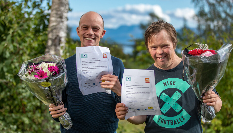 Iver Valved Korsvik (til venstre) og Ole Magnus Oterhals kunne feire det fullførte kurset i strålende solskinn.
