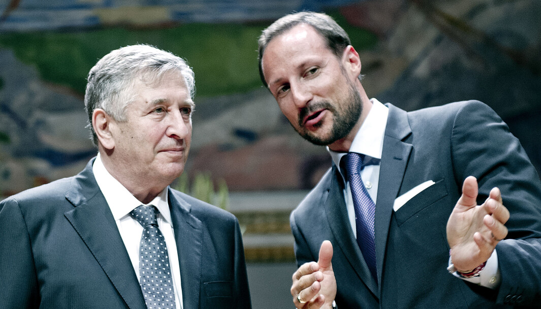 Yakov G. Sinai er en av 24 mottakere av Abelprisen. Her mottar han prisen for 2014 fra Kronprins Haakon under en seremoni i Universitetets Aula i Oslo. Yakov G. Sinai er en av 24 mottakere av Abelprisen. Her mottar han prisen for 2014 fra Kronprins Haakon under en seremoni i Universitetets Aula i Oslo.