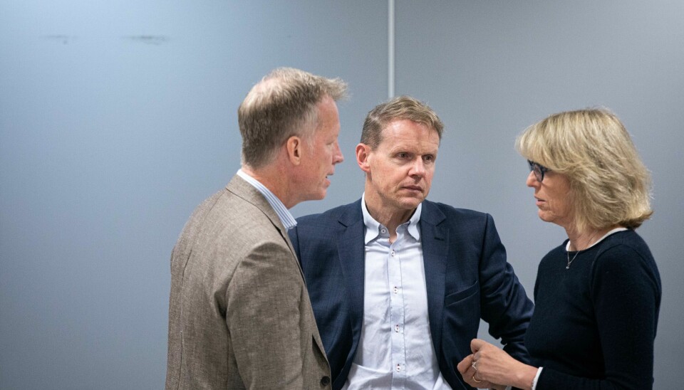 Rektor Curt Rice og direktør Lars Atle Holm i samtale med styreleder ved NMBU, Hanne Refsholt. NMBU er svært bekymra for konsekvenser for driften av universitetet, og merker seg at statsråden ikke viser noen forståelse.