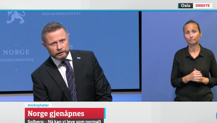 En rørt helseminister Bernt Høie kunne fortelle at han var glad nå for at man skal legge bort meteren. Likevel minnet han om at man må ha den i beredskap. En rørt helseminister Bernt Høie kunne fortelle at han var glad nå for at man skal legge bort meteren. Likevel minnet han om at man må ha den i beredskap.