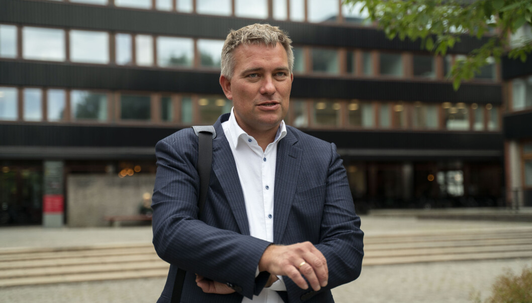 Professor ved Universitetet i Oslo, Bjørn Høyland, ble for ti og et halvt år siden truet på livet. Stadig blir han oppringt av ukjente nummere med trusler. Nå ber forskersamfunnet om at det tas grep. Professor ved Universitetet i Oslo, Bjørn Høyland, ble for ti og et halvt år siden truet på livet. Stadig blir han oppringt av ukjente nummere med trusler. Nå ber forskersamfunnet om at det tas grep.