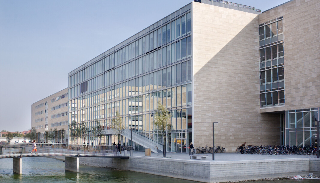 Her, på Københavns universitets Søndre campus, hvor Det humanistiske fakultet holder til, har det blitt satt opp flere sensorer på de ansattes kontorer, for å effektivisere renholdet. Det er det flere som reagerer på. Her, på Københavns universitets Søndre campus, hvor Det humanistiske fakultet holder til, har det blitt satt opp flere sensorer på de ansattes kontorer, for å effektivisere renholdet. Det er det flere som reagerer på.