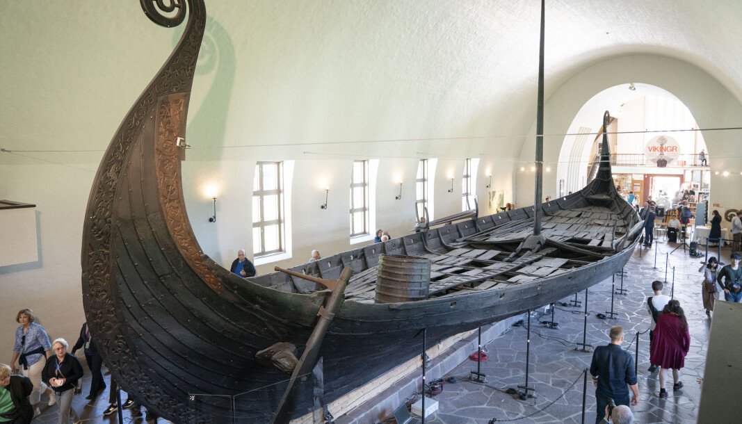 Det nye Vikingtidsmuseet er planlagt åpnet i 2026. Nå tror Universitetet i Oslo det er sannsynlig at byggestart utsettes på grunn av milliardsprekk. Det nye Vikingtidsmuseet er planlagt åpnet i 2026. Nå tror Universitetet i Oslo det er sannsynlig at byggestart utsettes på grunn av milliardsprekk.