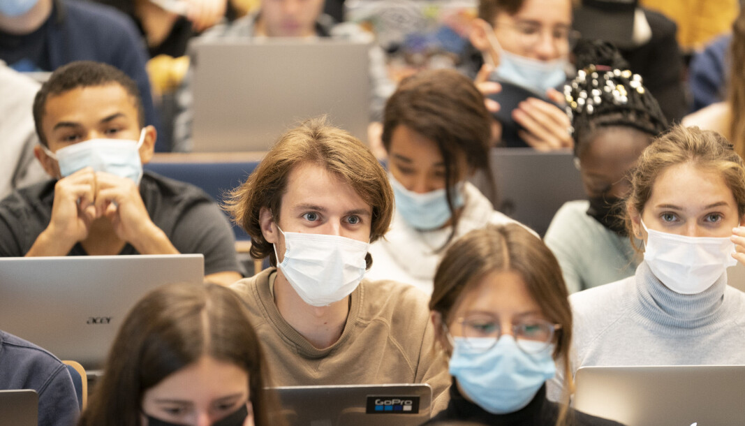 Studenter ved UCLLouvain i Belgia bruker maske i forelesningen. Det samme kravet er ikke lov i Iowa i USA. Studenter ved UCLLouvain i Belgia bruker maske i forelesningen. Det samme kravet er ikke lov i Iowa i USA.