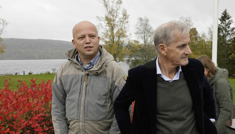 Ap-leder Jonas Gahr Støre (t.h.) og Sp-leder Trygve Slagsvold Vedum kommenterer mandagens regjeringsforhandlinger