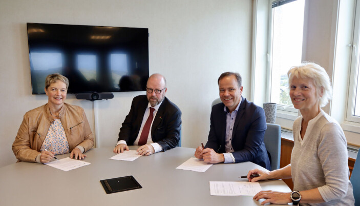 Signerer samarbeidsavtale om Mo i Rana: Fra venstre Hanne Solheim Hansen, rektor ved Nord universitet, ordfører Geir Waage i Rana kommune, fylkesrådsleder Tomas Norvoll og Iselin Marstrander, adm. dir. i Nordlandsforskning. Signerer samarbeidsavtale om Mo i Rana: Fra venstre Hanne Solheim Hansen, rektor ved Nord universitet, ordfører Geir Waage i Rana kommune, fylkesrådsleder Tomas Norvoll og Iselin Marstrander, adm. dir. i Nordlandsforskning.