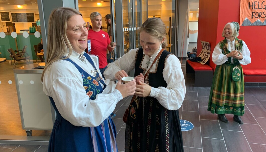 Bunadskledde representanter fra Folkeaksjonen for høyere utdanning på Helgeland samlet til konferanse på Nesna. Jenny Myklebust hjelper Siril Finne med mansjettknappene. Bak Arna Meisfjord, tidligere rektor ved daværende Høgskolen i Nesna. Bunadskledde representanter fra Folkeaksjonen for høyere utdanning på Helgeland samlet til konferanse på Nesna. Jenny Myklebust hjelper Siril Finne med mansjettknappene. Bak Arna Meisfjord, tidligere rektor ved daværende Høgskolen i Nesna.