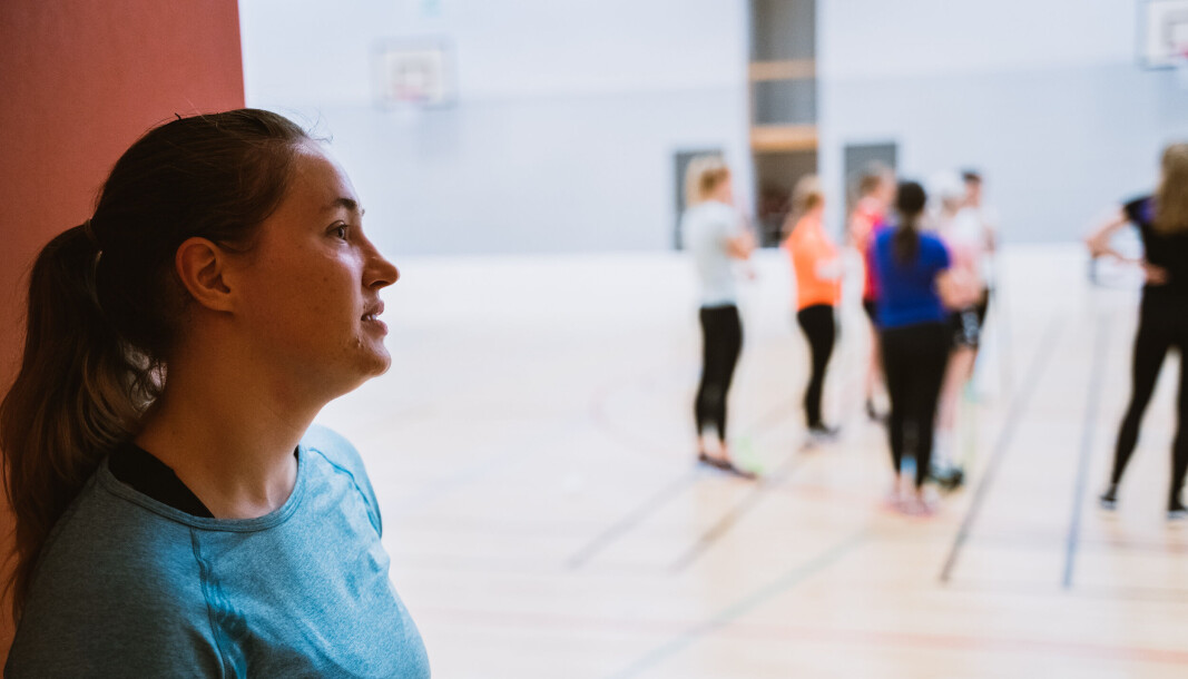 Litteraturstudent Sofie Svinø savnet å møte andre ansikt til ansikt under korona. Derfor meldte hun seg på innebandy. Litteraturstudent Sofie Svinø savnet å møte andre ansikt til ansikt under korona. Derfor meldte hun seg på innebandy.
